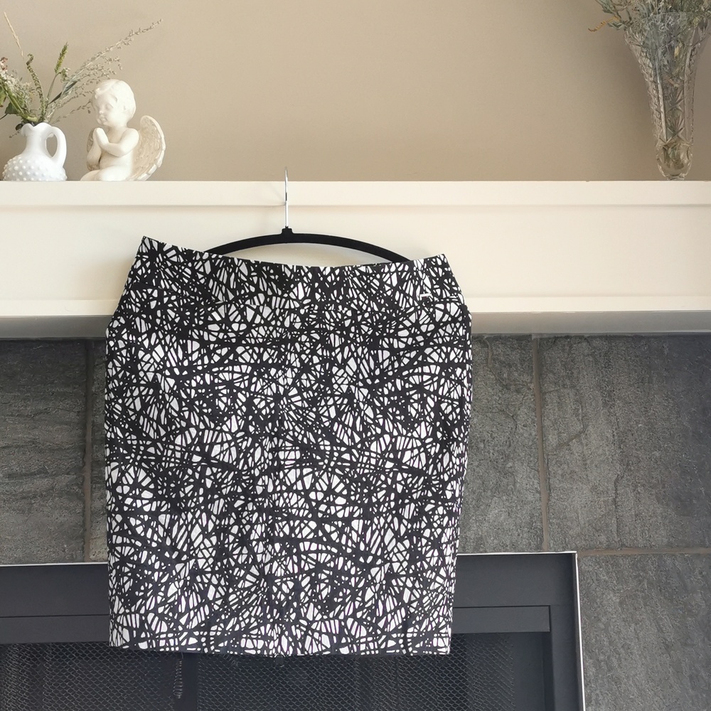 CLAUDIA STRATER，SIZE40，BLACK AND WHITE